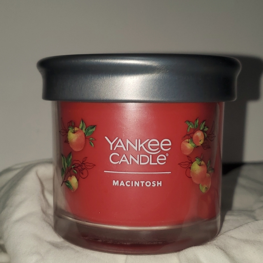 4.1 oz (116 g) Macintosh Yankee Candle